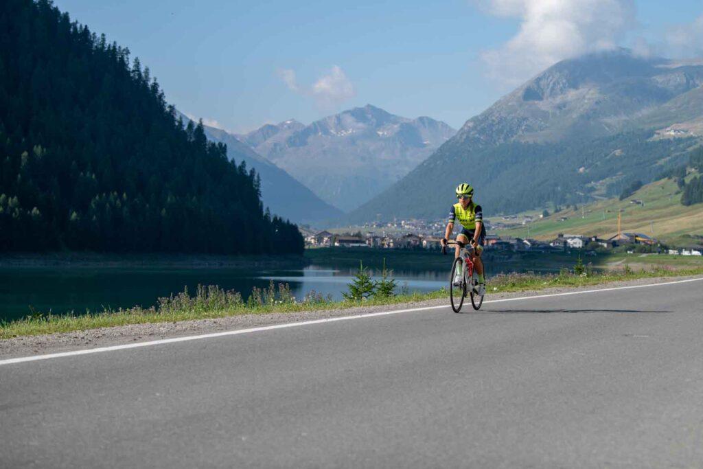 In bici da corsa a Livigno in alta Valtellina