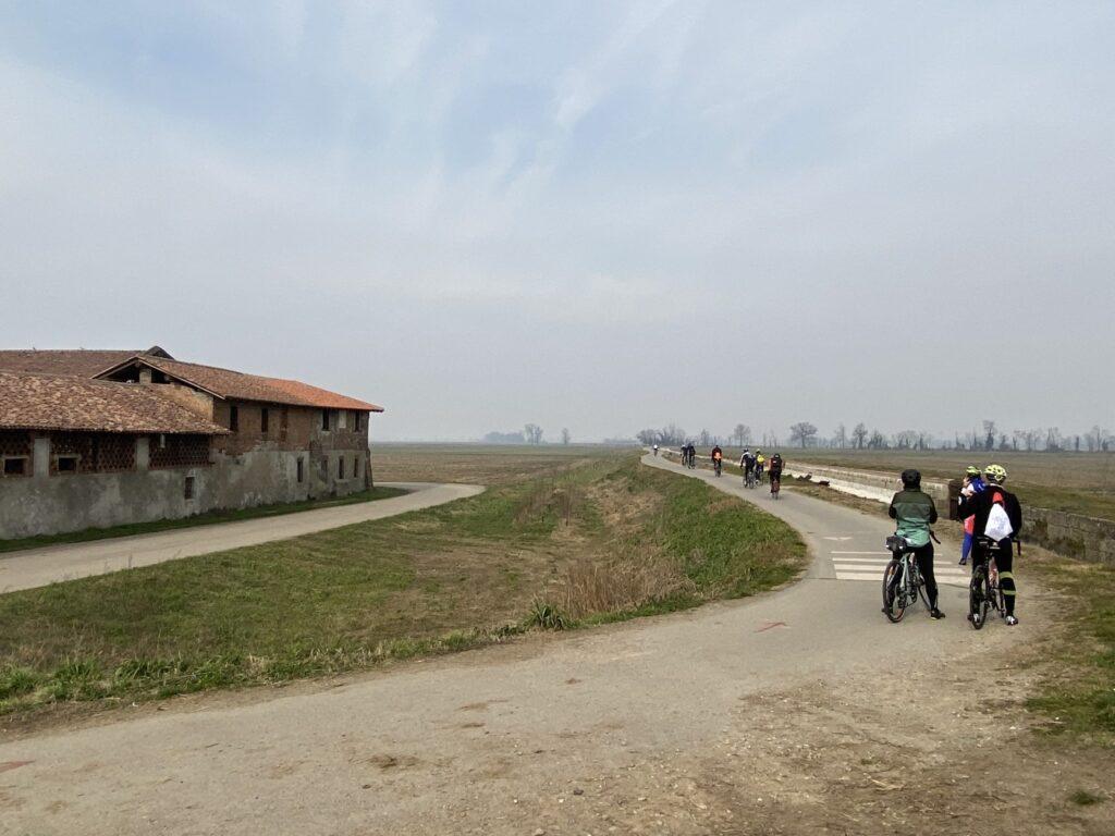 In bici sul Naviglio di Bereguardo, tra i percorsi ciclabili in Lombardia