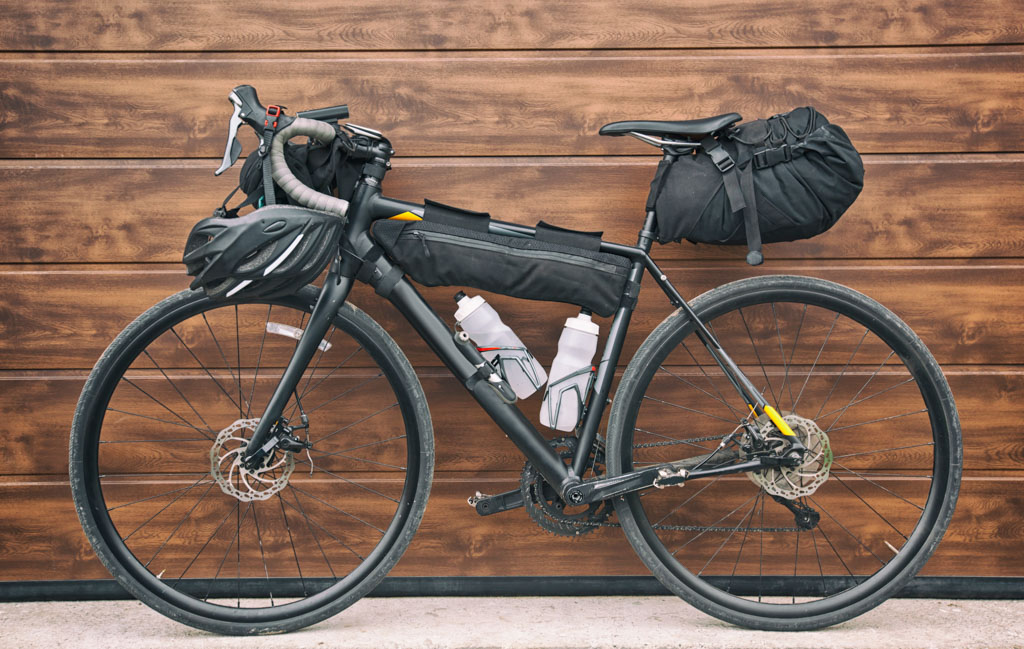 Trend vacanze in bici 2023: bikepacking. The bicycle packed with a lot of bags and other equipment ready for adventure and travel